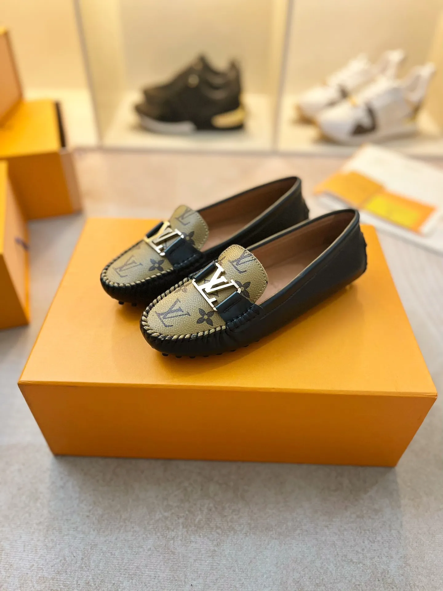p460💰Couple model❤️🇫🇷 𝙇𝙤𝙪𝙞𝙨 𝙑𝙪𝙞𝙩𝙩𝙤𝙣 🇫🇷Louis Vuitton 2023 Classic𝓛𝓿 𝓣𝓻𝓪𝓲𝓷𝓮𝓻 Sports Series ➪➪➪¯ [Arizona Doudou Shoes Series] ▪️▪️▪️Arizona slip-on shoes are made of Monogram Eclipse canvas. Its hand-painted and dyed edges and hand-sewn uppers fully demonstrate Louis Vuitton's traditional shoemaking craftsmanship. This slip-on shoe is very lightweight. The integrated tongue and upper make it particularly comfortable and flexible. The soft outsole is equipped with rubber padding. Decorated with matching sash. Detailed features: ☑️Monogram Eclipse canvas ☑️Black Eclipse pattern ☑️Hand-painted shoe edges ☑️Hand-sewn uppers (each pair takes time to process) ☑️Integrated tongue and upper construction ☑️Outsole equipped with rubber lining ☑️size: 35_46